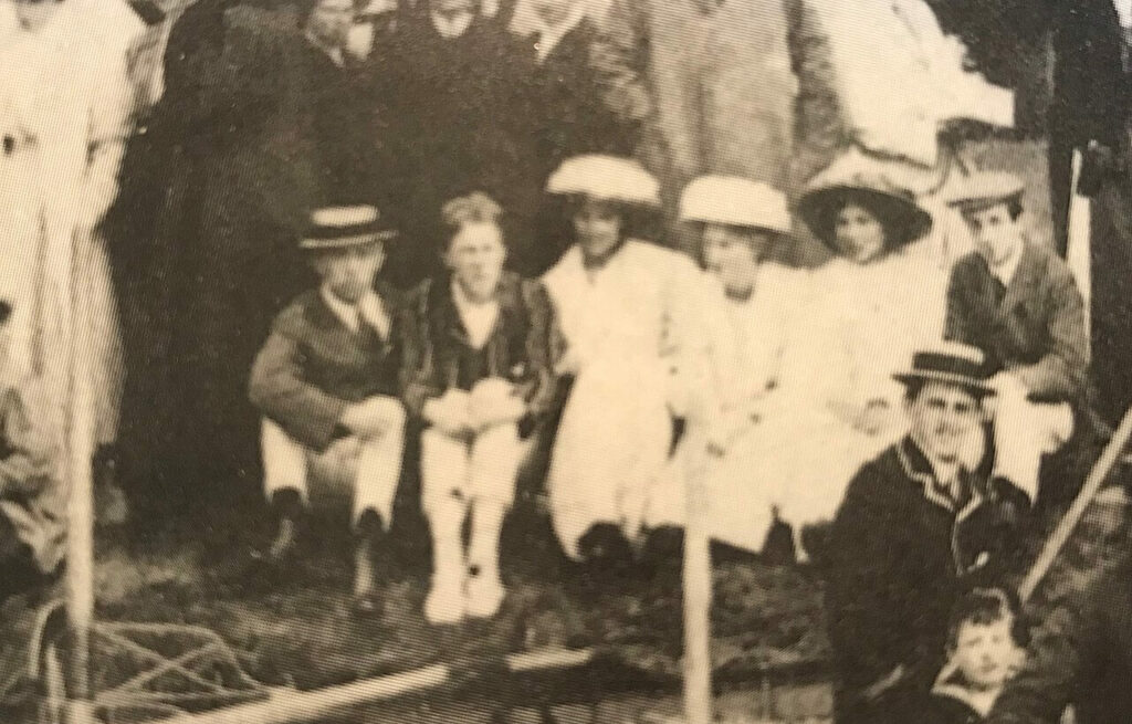 Gruppo con Dudley Ward, Rupert Brooke, Margery Olivier, Dolly Rose, Brynhil Olivier e Edwin Pye sulle rive del fiume Cam, Cambridge, 1911.
