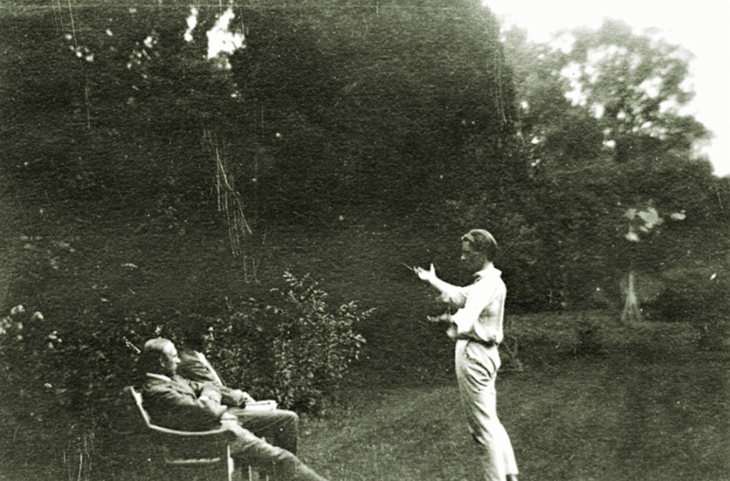 In giardino a Grantchester, con Dudley Ward e Jacques Raverat, 1910.