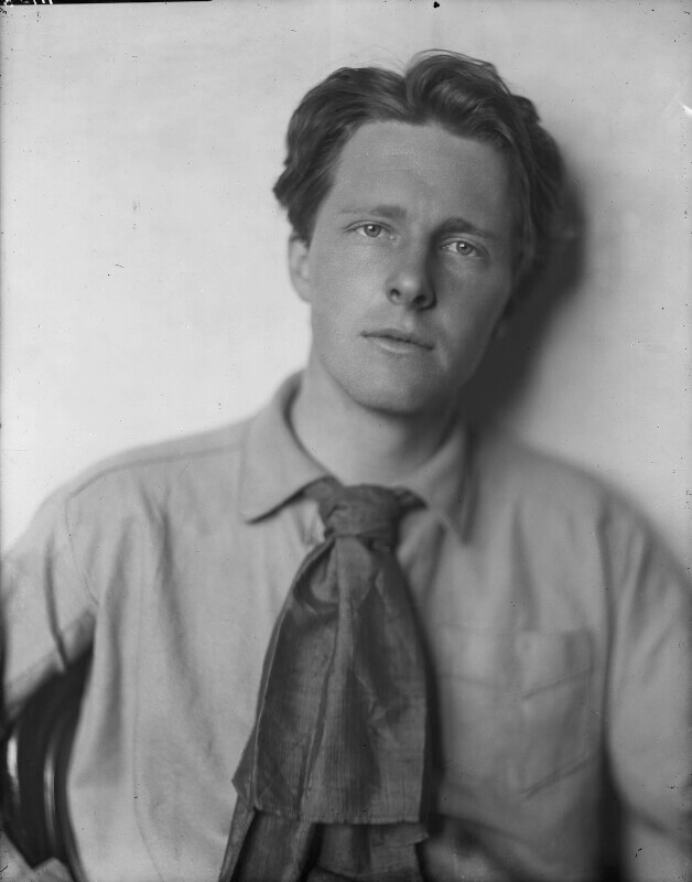 Rupert Brooke in cravatta annodata à la Grantchester, fotografato da Sherril Schell, 1913.
